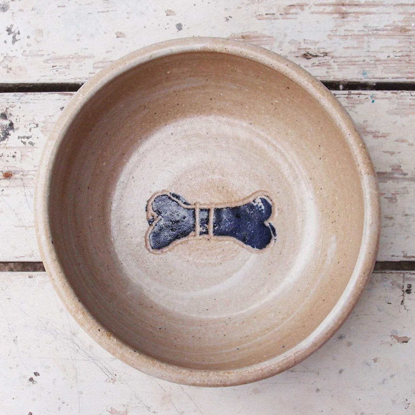 https://sabineschmidt-pottery.com/cdn/shop/files/sabineschmidtpottery-dog-bowl-small-dog-bowl-in-white-blue-rustic-dog-food-bowl-devon-ceramics-22890218324144.jpg?v=1702828993&width=1445